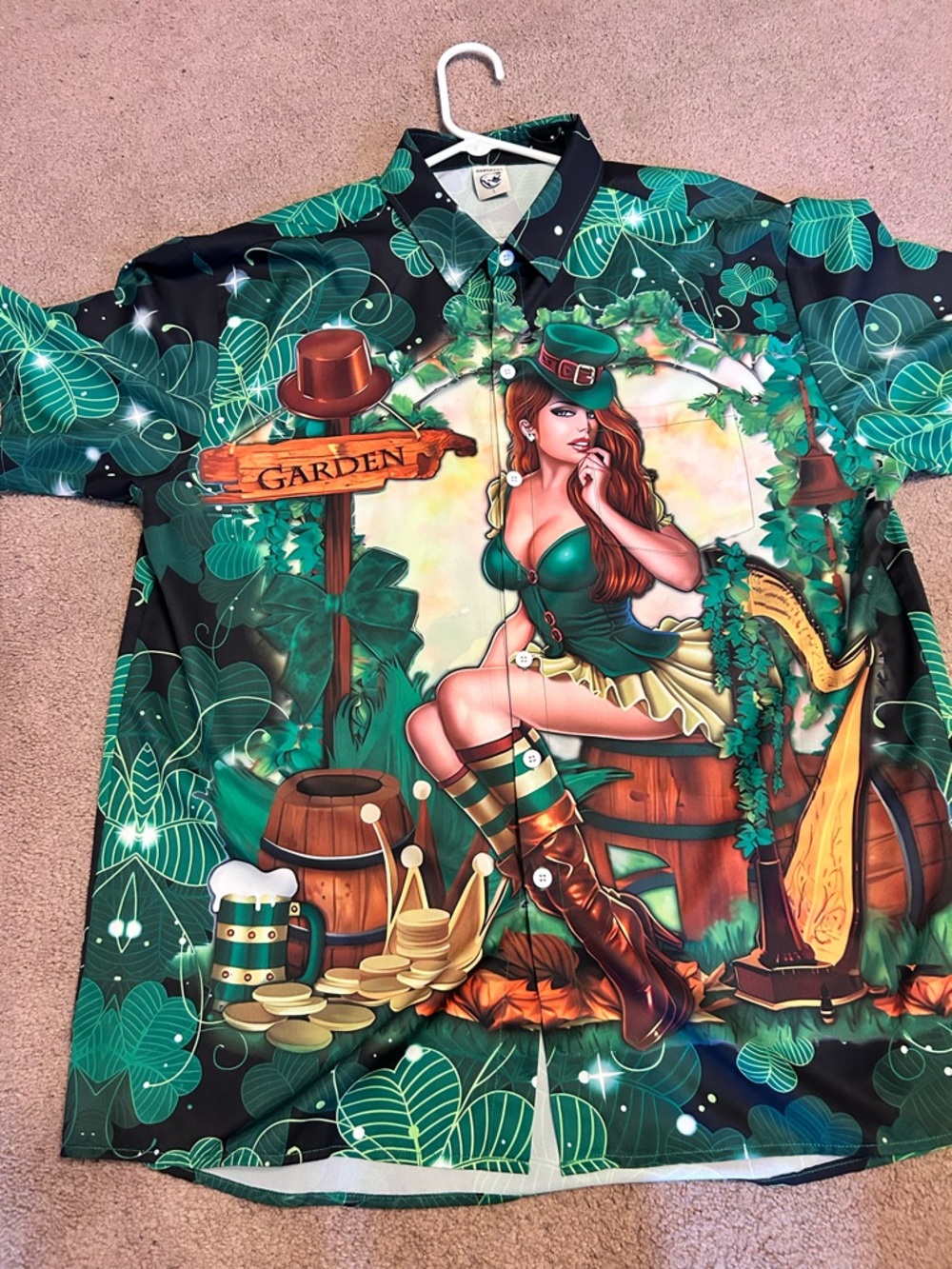 Hardaddy Men’s St Patrick’s day button down with girl leprechaun design sz L